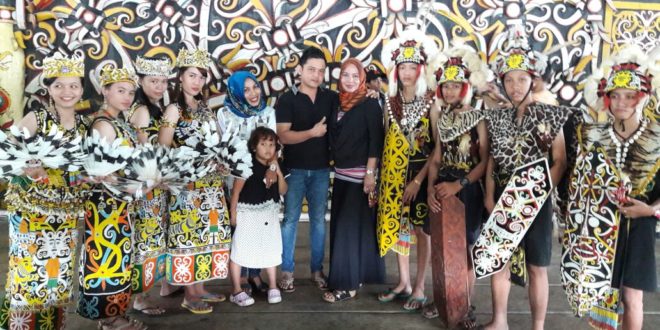 Sam Lubis saat berfoto dengan para Penari Suku Dayak Kalimantan Timur